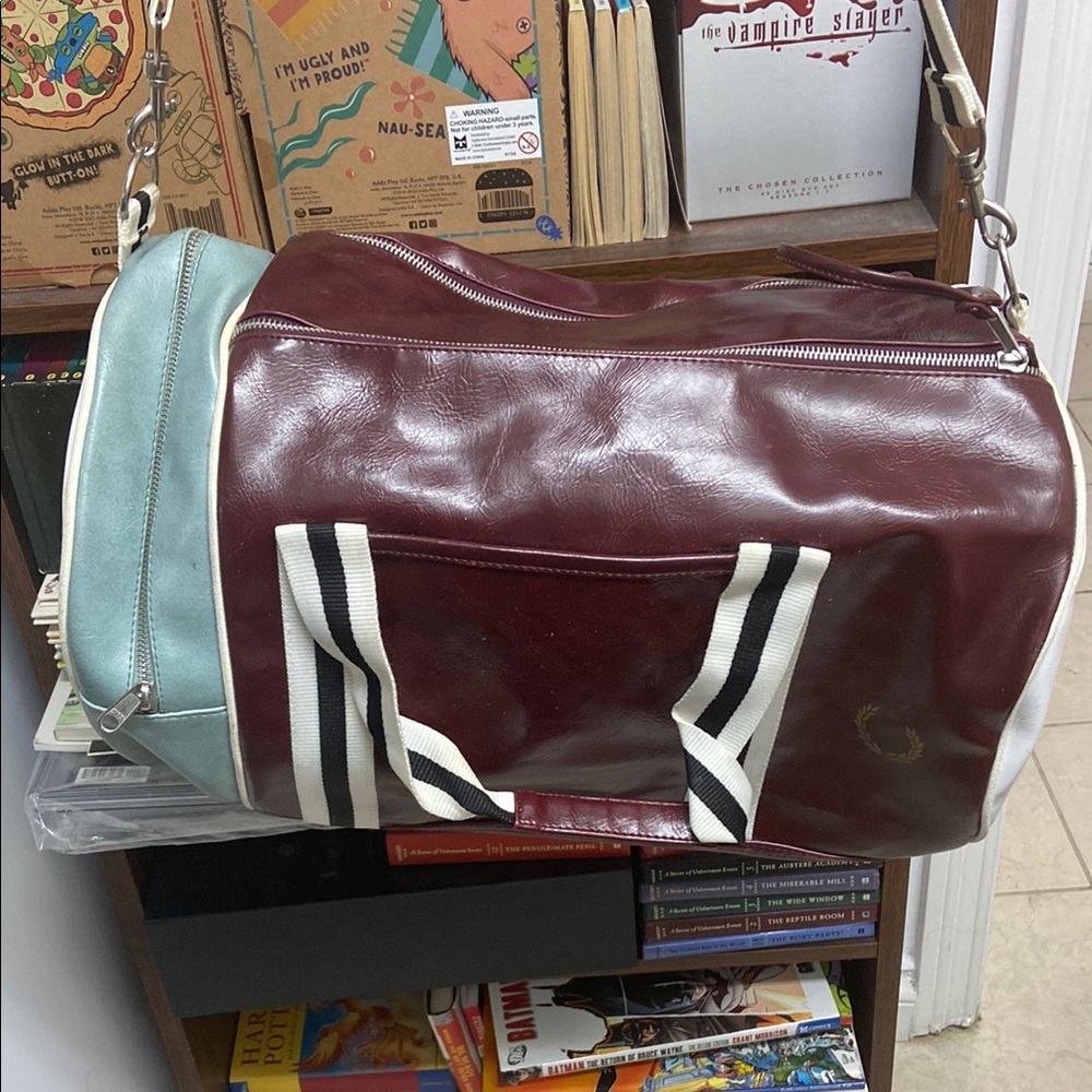 Fred Perry Stylish Burgundy and Light Blue Men's Duffel Bag - Picture 1 of 13